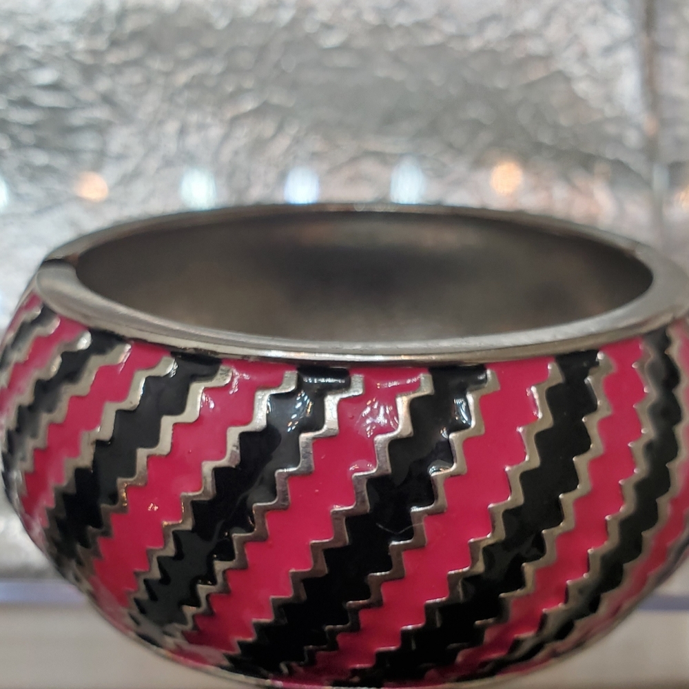 Hinge open bracelet